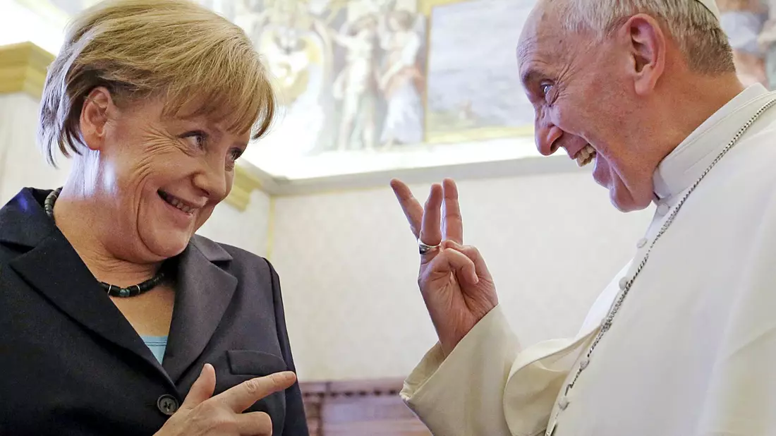 «Unbeirrbar lagen ihm in seinem zwölfjährigen Pontifikat ganz besonders diejenigen am Herzen, die ihre Stimme nicht selbst erheben konnten», teilte die frühere Bundeskanzlerin Angela Merkel mit.  - Bild: Gregorio Borgia / Pool/ANSA POOL/dpa