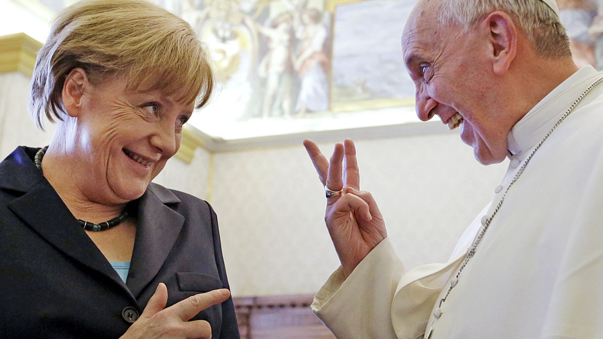 «Unbeirrbar lagen ihm in seinem zwölfjährigen Pontifikat ganz besonders diejenigen am Herzen, die ihre Stimme nicht selbst erheben konnten», teilte die frühere Bundeskanzlerin Angela Merkel mit.  - Foto: Gregorio Borgia / Pool/ANSA POOL/dpa