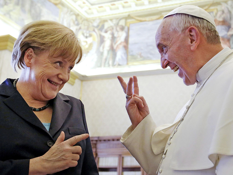 «Unbeirrbar lagen ihm in seinem zwölfjährigen Pontifikat ganz besonders diejenigen am Herzen, die ihre Stimme nicht selbst erheben konnten», teilte die frühere Bundeskanzlerin Angela Merkel mit.  - Foto: Gregorio Borgia / Pool/ANSA POOL/dpa