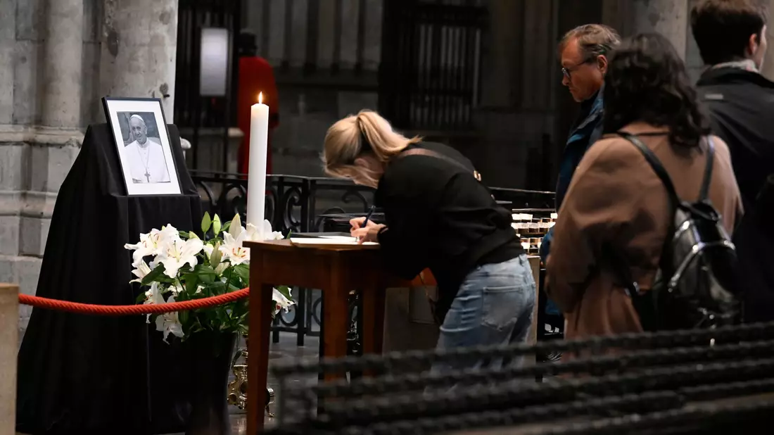 Im Kölner Dom kondolierten viele Gläubige.  - Bild: Roberto Pfeil/dpa