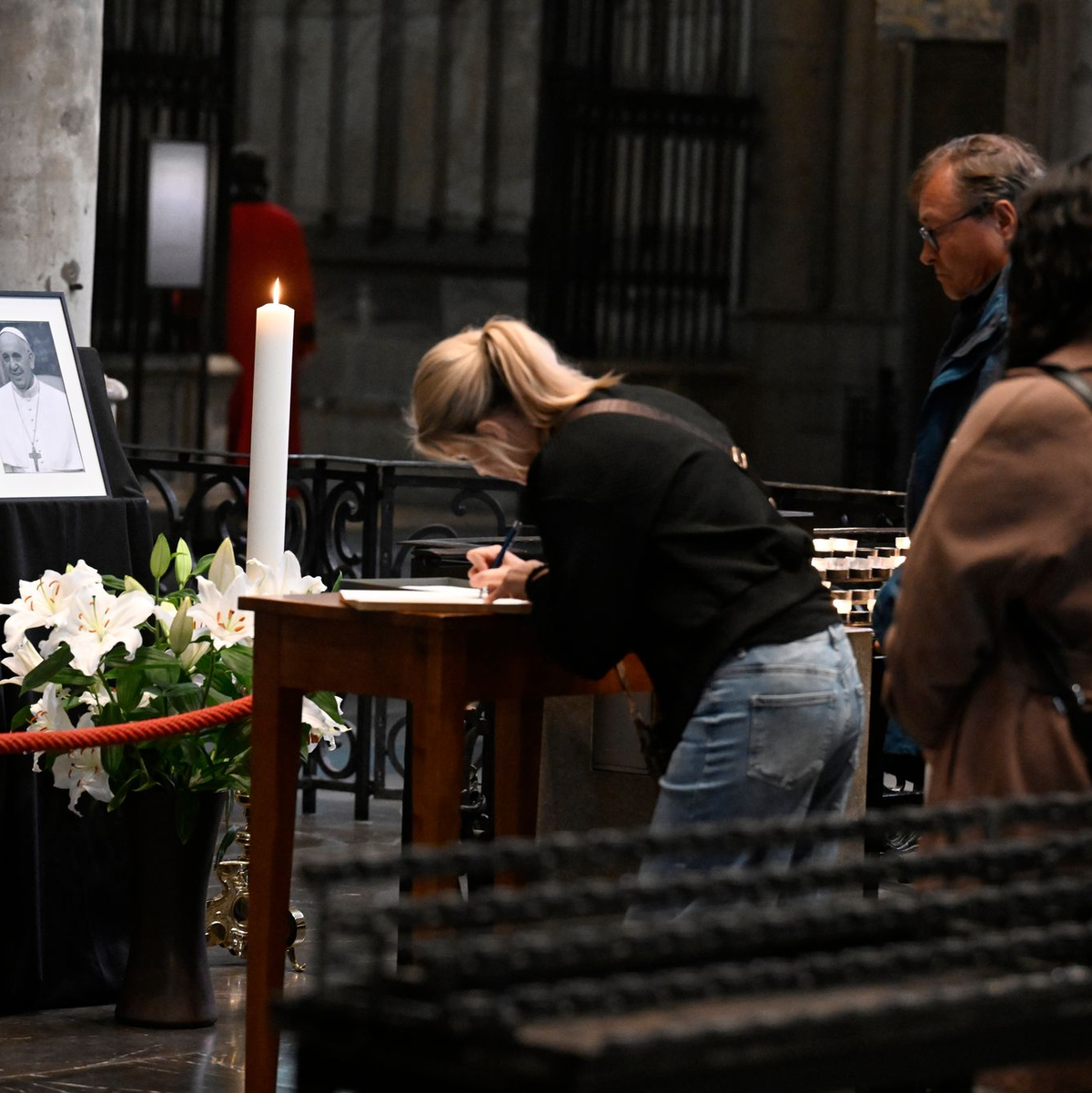 Im Kölner Dom kondolierten viele Gläubige.  - Foto: Roberto Pfeil/dpa