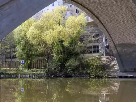 Der wochenlang vermisste Junge ist am Ostersonntag tot in der Lahn in Weilburg gefunden worden. Eine Obduktion hat nun ergeben, dass der Sechsjährige ertrunken ist.  - Foto: Helmut Fricke/dpa