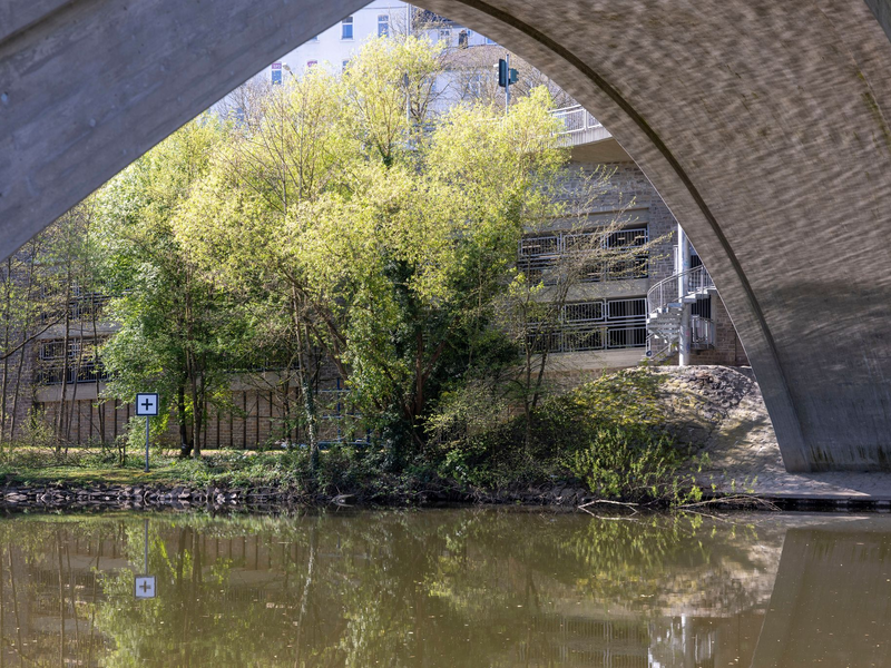 Der wochenlang vermisste sechsjährige Pawlos ist am Ostersonntag tot in der Lahn in Weilburg gefunden worden. Eine Obduktion hat nun ergeben, dass der Junge ertrunken ist. - Foto: Helmut Fricke/dpa