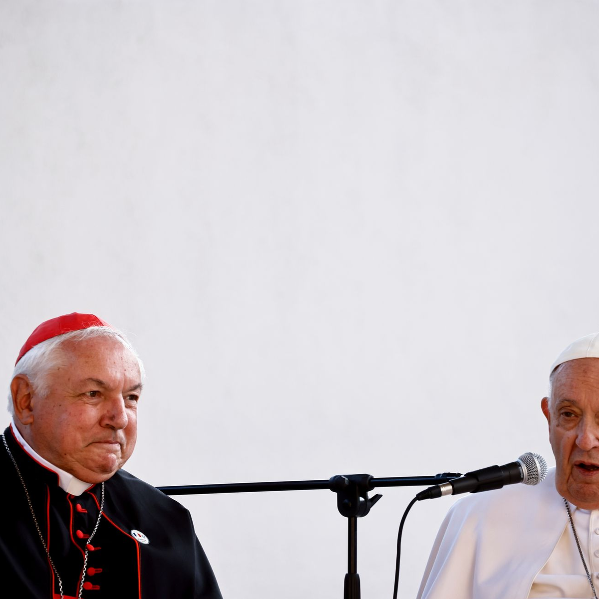 Der Erzbischof von Marseille, Jean-Marc Aveline (l), gilt wie der verstorbene Papst Franziskus als volksnah. (Archivbild) - Foto: Yara Nardi/Reuters/dpa