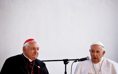 Der Erzbischof von Marseille, Jean-Marc Aveline (l), gilt wie der verstorbene Papst Franziskus als volksnah. (Archivbild) - Foto: Yara Nardi/Reuters/dpa