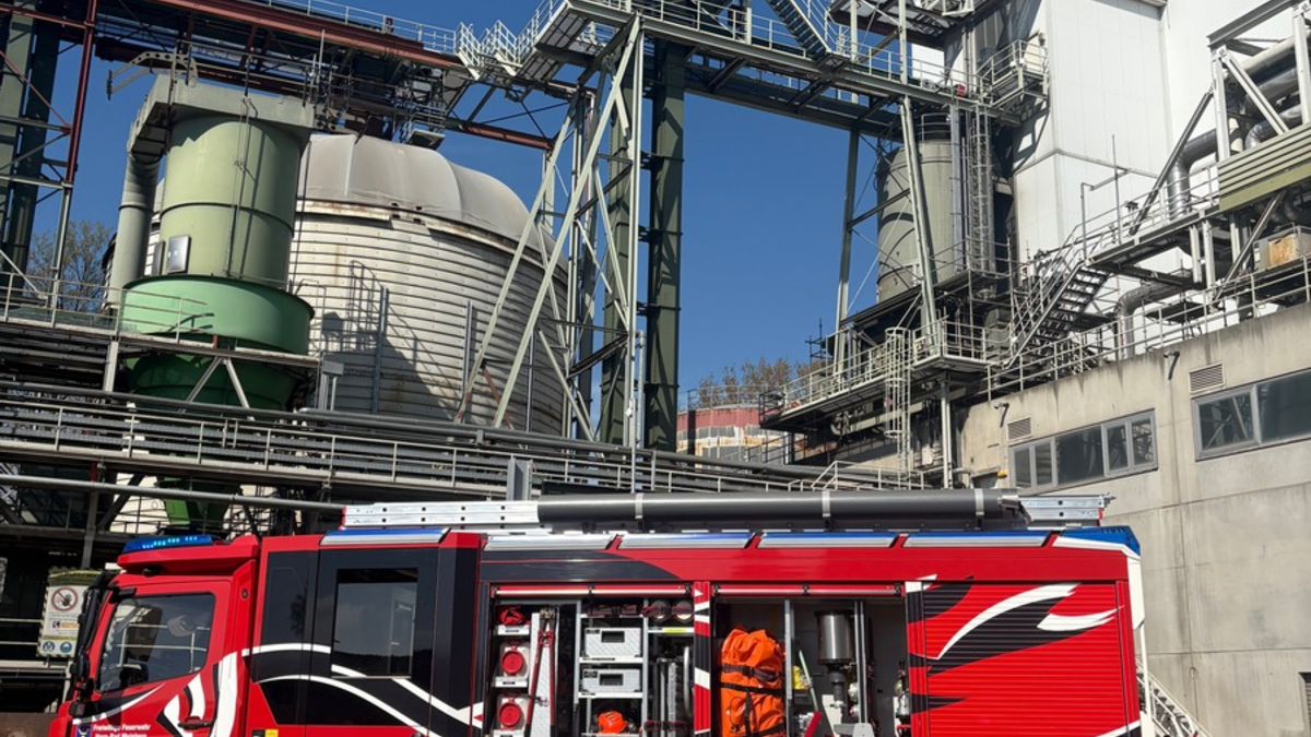 FW Horn-Bad Meinberg: Brand in Förderanlage eines holzverarbeitenden Betrieb am Ostermontag - aufwendige Löschmaßnahmen dauern 5 Stunden - Foto: presseportal.de