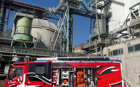 FW Horn-Bad Meinberg: Brand in Förderanlage eines holzverarbeitenden Betrieb am Ostermontag - aufwendige Löschmaßnahmen dauern 5 Stunden - Foto: presseportal.de FW Horn-Bad Meinberg: Brand in Förderanlage eines holzverarbeitenden Betrieb am Ostermontag - aufwendige Löschmaßnahmen dauern 5 Stunden - Foto: presseportal.de