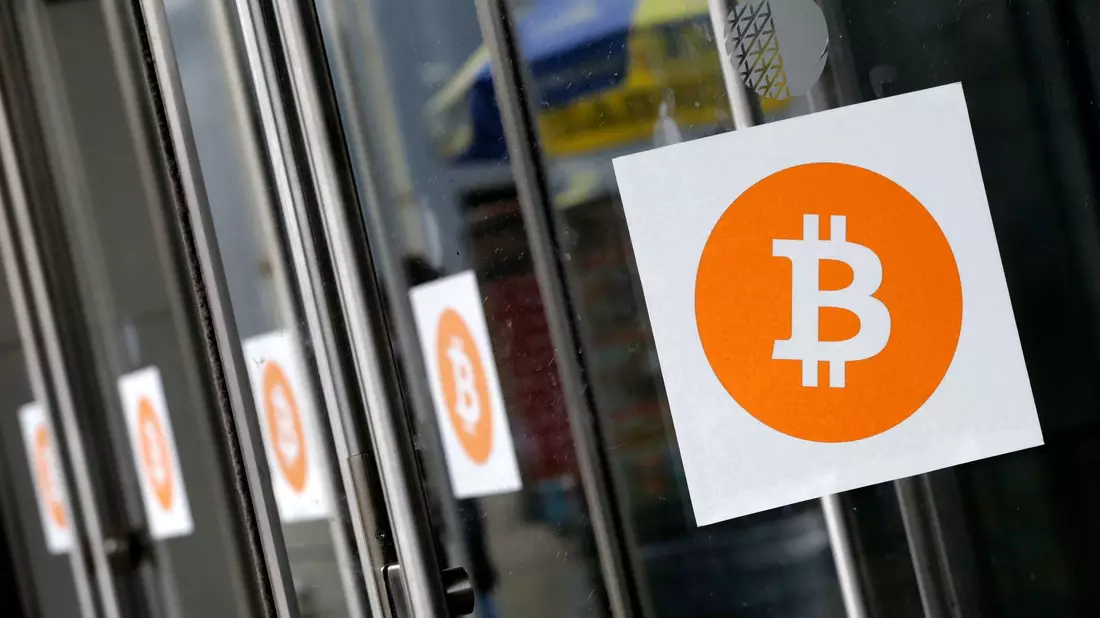 Die Kryptowährung Bitcoin ist über 88.000 Dollar gestiegen (Symbolbild) - Bild: Mark Lennihan/AP/dpa