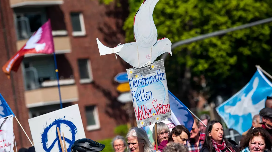 Die Teilnehmer der Ostermärsche - hier in Hamburg - wünschen sich weltweiten Frieden. Die Realität sieht anders aus. - Bild: Daniel Bockwoldt/dpa