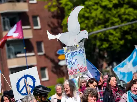 Die Teilnehmer der Ostermärsche - hier in Hamburg - wünschen sich weltweiten Frieden. Die Realität sieht anders aus. - Foto: Daniel Bockwoldt/dpa