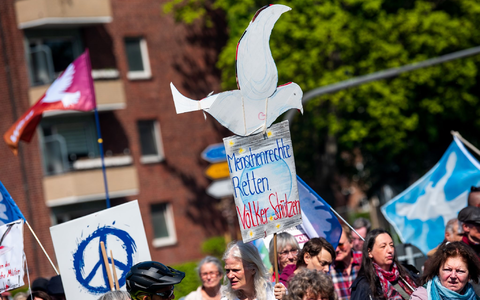 Die Teilnehmer der Ostermärsche - hier in Hamburg - wünschen sich weltweiten Frieden. Die Realität sieht anders aus. - Foto: Daniel Bockwoldt/dpa