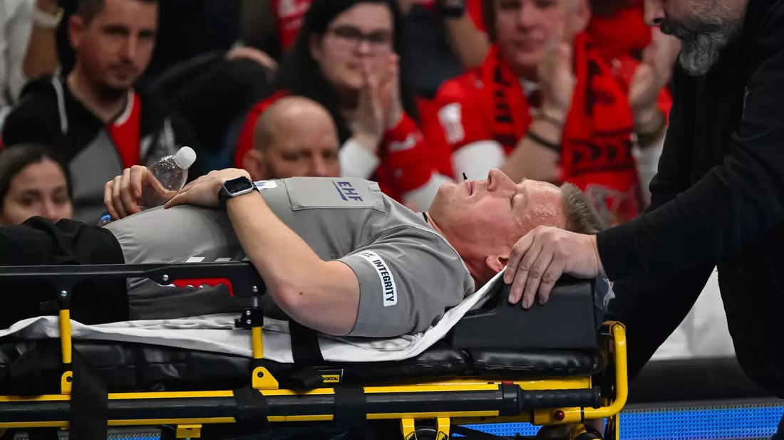 Die Bilder wiederholen sich: Schon Ende Februar konnte Schiedsrichter Jesper Madsen das Spiel nicht beenden. Nun kennt er den Grund.  - Bild: Tamas Vasvari/MTI/AP/dpa