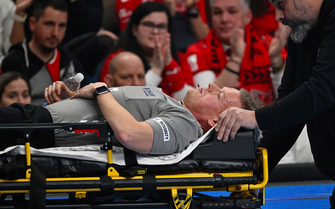 Die Bilder wiederholen sich: Schon Ende Februar konnte Schiedsrichter Jesper Madsen das Spiel nicht beenden. Nun kennt er den Grund. - Foto: Tamas Vasvari/MTI/AP/dpa Die Bilder wiederholen sich: Schon Ende Februar konnte Schiedsrichter Jesper Madsen das Spiel nicht beenden. Nun kennt er den Grund. - Foto: Tamas Vasvari/MTI/AP/dpa