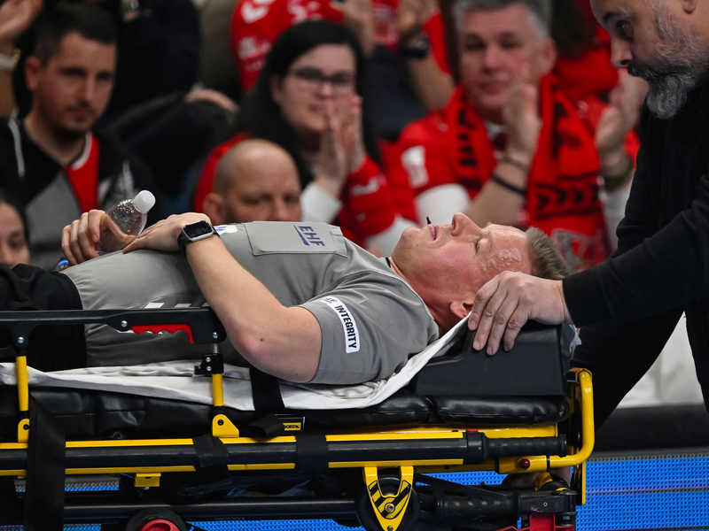 Die Bilder wiederholen sich: Schon Ende Februar konnte Schiedsrichter Jesper Madsen das Spiel nicht beenden. Nun kennt er den Grund.  - Foto: Tamas Vasvari/MTI/AP/dpa