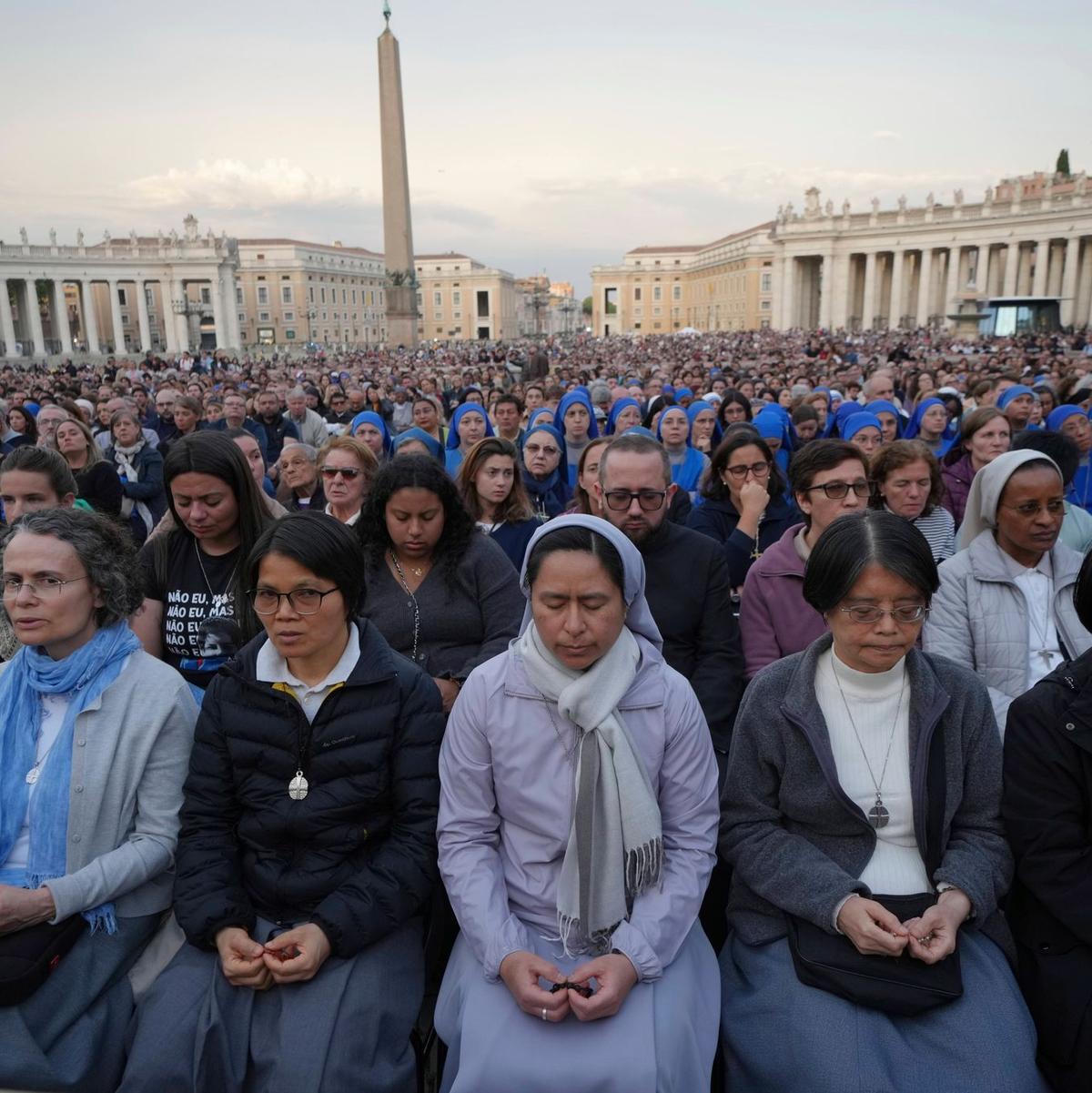 Auf dem Petersplatz waren die Gläubigen in Trauer vereint.  - Foto: Alessandra Tarantino/AP/dpa