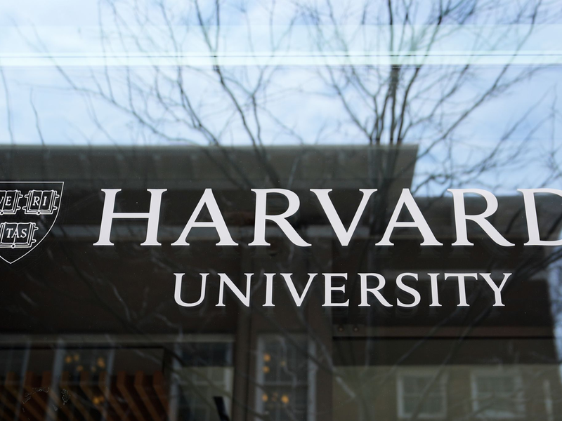 Die Elite-Uni Harvard hat sich mit Trump angelegt. (Archivbild) - Foto: Charles Krupa/AP/dpa