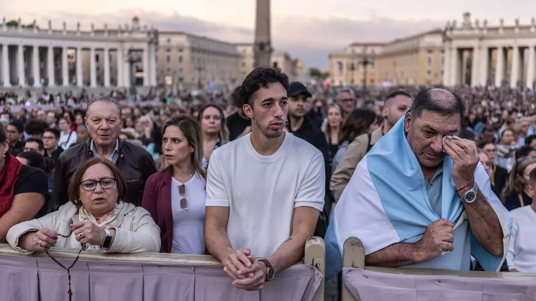 Am Abend beteten Tausende auf dem Petersplatz für den toten Papst. - Bild: Oliver Weiken/dpa
