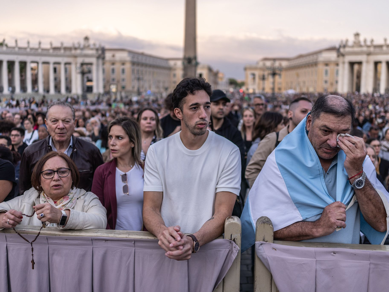 Tausende trauern auf dem Petersplatz um Papst Franziskus. (Archivbild) - Foto: Oliver Weiken/dpa