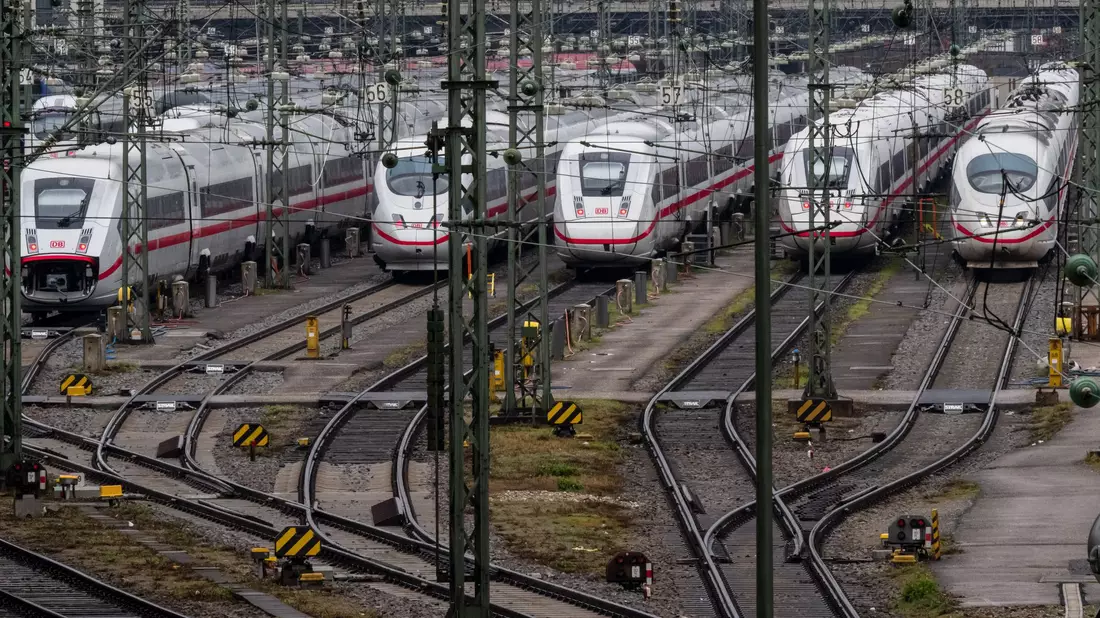 Auch in den kommenden Jahren dürfte für viele Bahn-Reisende nicht alles rund laufen. (Symbolbild) - Bild: Peter Kneffel/dpa