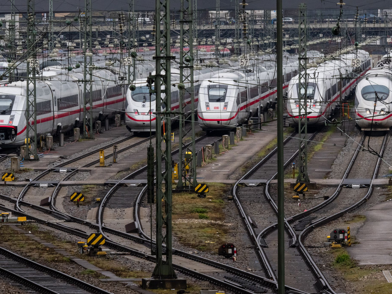 Auch in den kommenden Jahren dürfte für viele Bahn-Reisende nicht alles rund laufen. (Symbolbild) - Foto: Peter Kneffel/dpa
