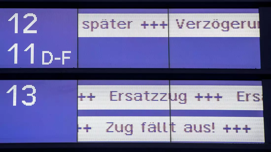 Verspätungen und Zugausfälle dürfte es auch in den kommenden Jahren geben. (Symbolbild) - Bild: Daniel Bockwoldt/dpa