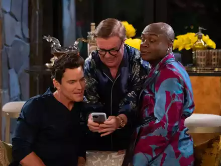 Matt Bomer, Nathan Lane und Nathan Lee Graham in einer Szene aus «Mid-Century Modern». Seit Karfreitag ist die Sitcom mit zehn Episoden (jeweils um die 20 bis 25 Minuten Länge) beim Streamingdienst Disney+ abrufbar. - Foto: Chris Haston/Disney+/dpa