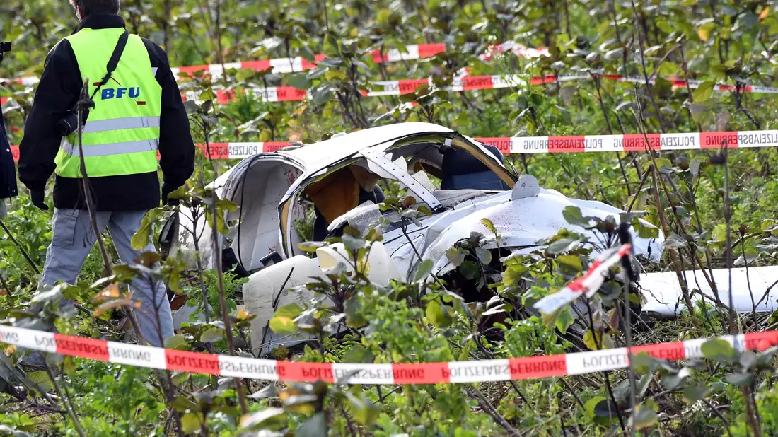 Bei Flugzeugabstürzen in Deutschland rücken Experten Bundesstelle für Flugunfall-Untersuchung (BFU) aus. (Archivbild)  - Bild: Uli Deck/dpa