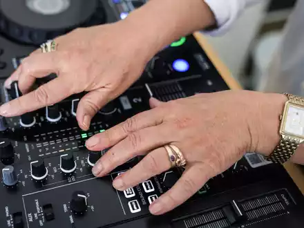 Als Inge Dobrinski tanzen ging, gab es noch keinen DJ. - Foto: Oliver Berg/dpa