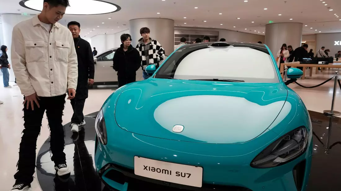 Xiaomi ist eigentlich für Smartphones bekannt, verkauft in China aber auch erfolgreich ein E-Auto. (Archivbild)  - Bild: Ng Han Guan/AP/dpa