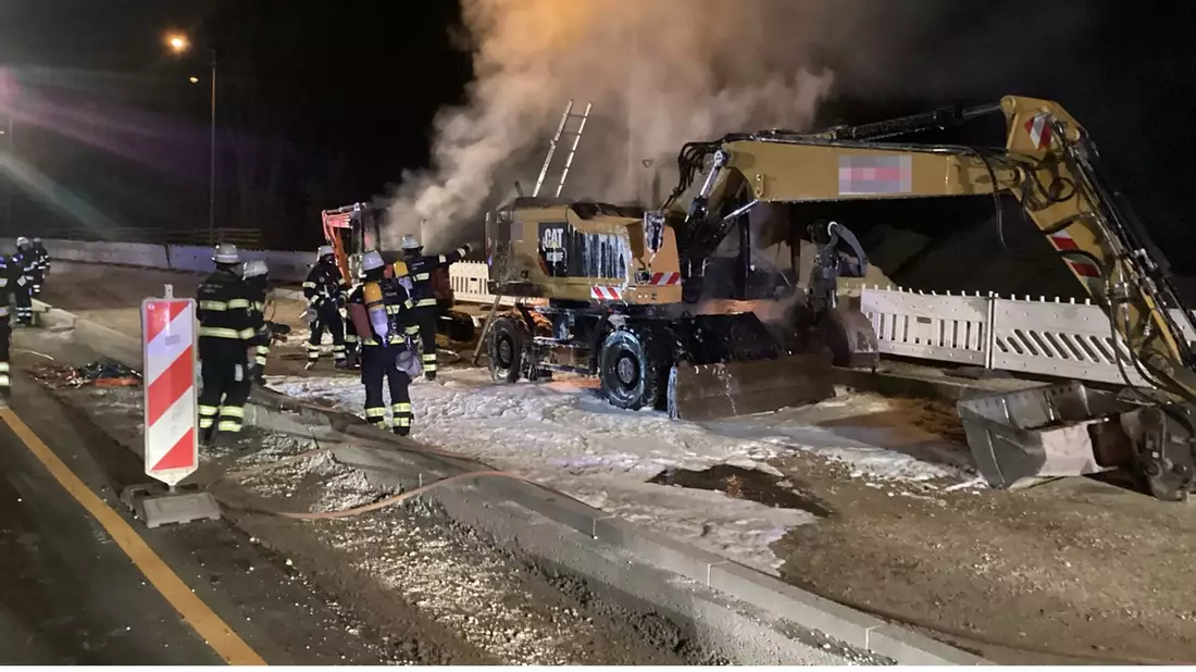 FW-M: Zwei Bagger in Brand (Obersendling) - Bild: presseportal.de