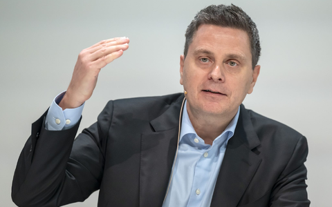 Roche-Chef Schinecker will in den nächsten fünf Jahren 50 Milliarden US-Dollar in den USA investieren. - Foto: Georgios Kefalas/KEYSTONE/dpa