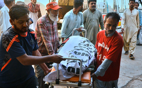 Bei dem Unfall starben 14 Menschen, darunter auch Kinder.  - Foto: Pervez Masih/AP/dpa