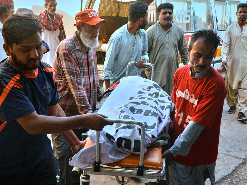 Bei dem Unfall starben 14 Menschen, darunter auch Kinder.  - Foto: Pervez Masih/AP/dpa