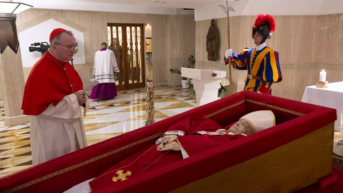 Der tote Papst Franziskus liegt nun in der Kapelle seiner Residenz Santa Marta im offenen Sarg. - Bild: Vatican Media/Vatican Media/AP/dpa