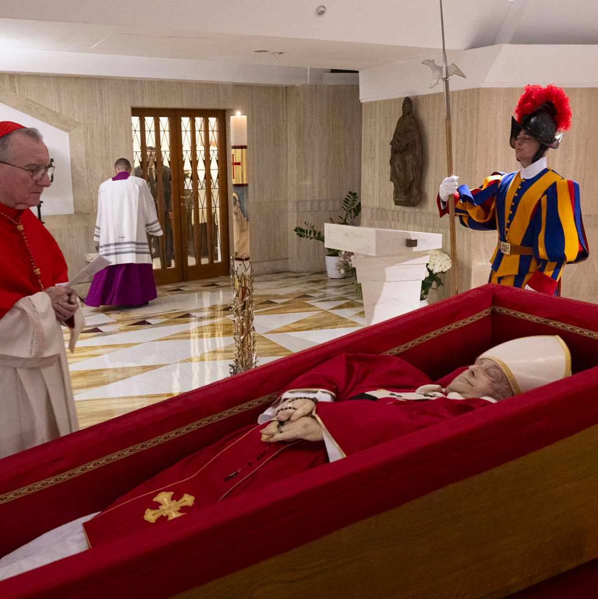 Der tote Papst Franziskus liegt nun in der Kapelle seiner Residenz Santa Marta im offenen Sarg. - Foto: Vatican Media/Vatican Media/AP/dpa