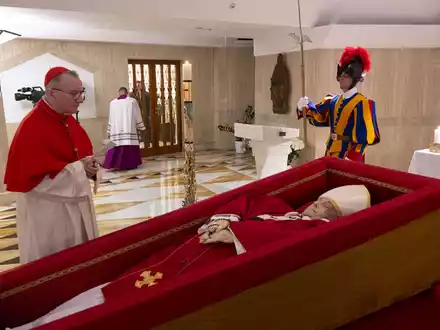 Franziskus wurde zunächst in der Kapelle seiner Residenz Santa Marta im Vatikan aufgebahrt. - Foto: Vatican Media/Vatican Media/AP/dpa