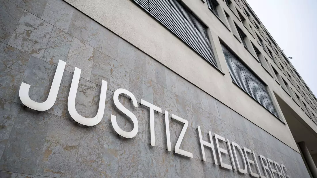 Eine 26-Jährige steht von Dienstag an vor dem Landgericht Heidelberg, weil sie mit der Injektion von Keimen ihre Tochter krank gemacht und gehalten haben soll. (Archivbild) - Bild: Marijan Murat/dpa