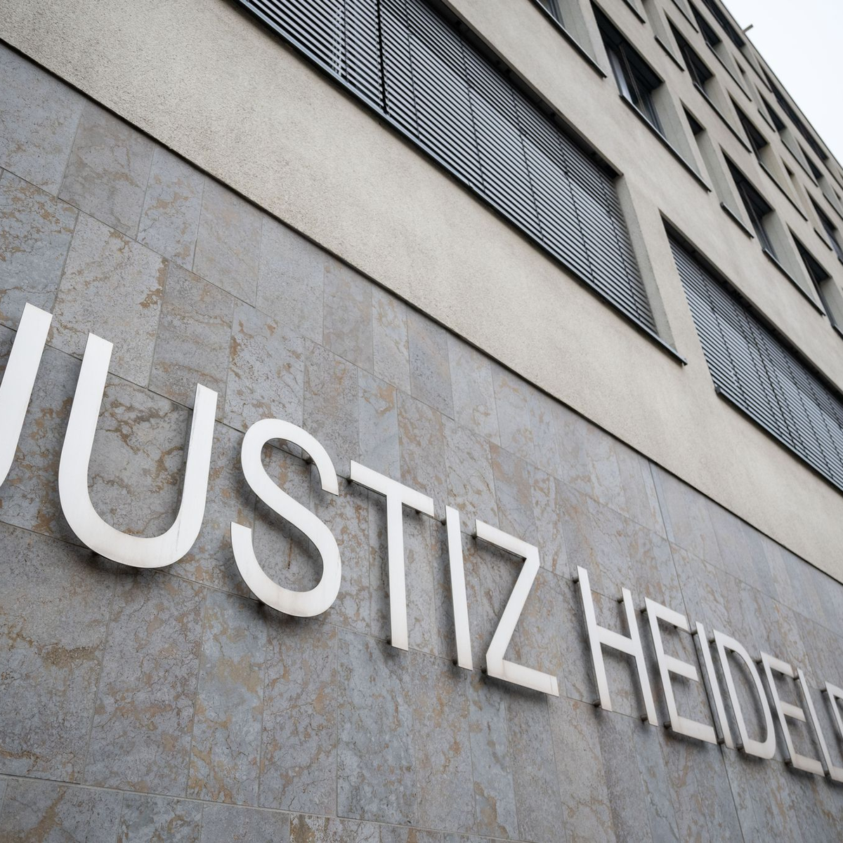 Eine 26-Jährige steht von Dienstag an vor dem Landgericht Heidelberg, weil sie mit der Injektion von Keimen ihre Tochter krank gemacht und gehalten haben soll. (Archivbild) - Foto: Marijan Murat/dpa