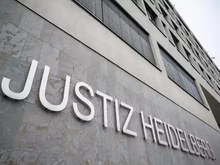 Eine 26-Jährige steht von Dienstag an vor dem Landgericht Heidelberg, weil sie mit der Injektion von Keimen ihre Tochter krank gemacht und gehalten haben soll. (Archivbild) - Foto: Marijan Murat/dpa