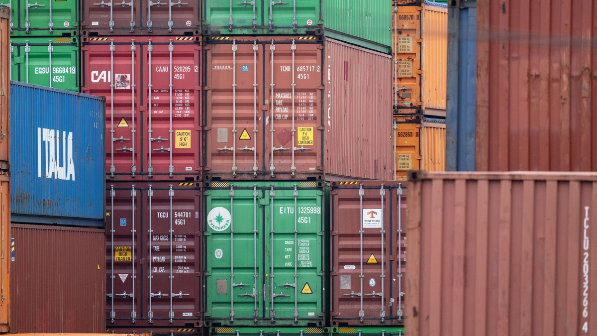 Für große Unsicherheit über die wirtschaftliche Entwicklung sorgen die Zollpolitik von US-Präsident Donald Trump und die Folgen für den Welthandel. (Symbolbild) - Foto: Marijan Murat/dpa