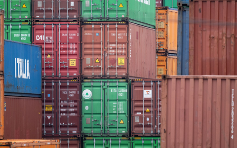 Für große Unsicherheit über die wirtschaftliche Entwicklung sorgen die Zollpolitik von US-Präsident Donald Trump und die Folgen für den Welthandel. (Symbolbild) - Foto: Marijan Murat/dpa