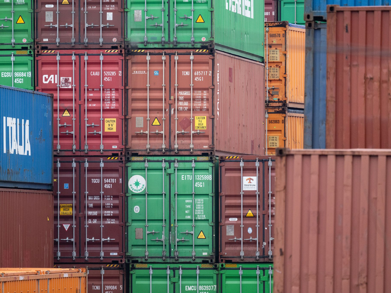 Für große Unsicherheit über die wirtschaftliche Entwicklung sorgen die Zollpolitik von US-Präsident Donald Trump und die Folgen für den Welthandel. (Symbolbild) - Foto: Marijan Murat/dpa