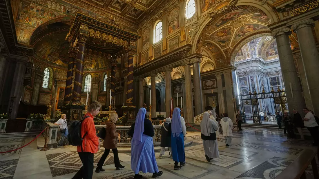 Gläubige und Nonnen gehen in der Basilika Santa Maria Maggiore, wo Papst Franziskus am 26. April beigesetzt wird. - Bild: Alessandra Tarantino/AP/dpa
