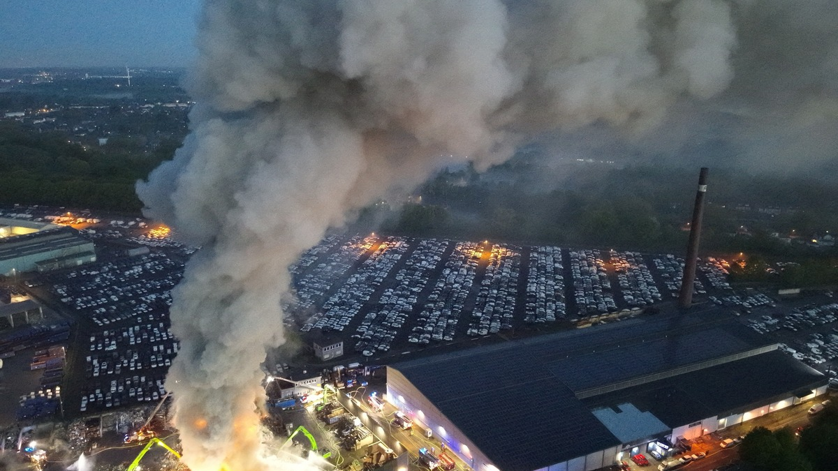 FW-E: Großbrand auf Schrottplatz - Abschlussmeldung - Foto: presseportal.de