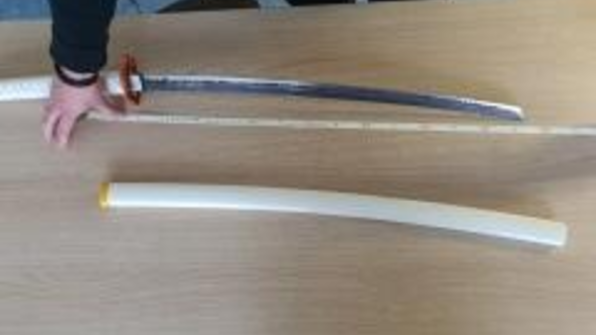 BPOL-FL: NMS - Junge läuft mit japanischem Langschwert in den Bahnhof; zum Spaß - Foto: presseportal.de