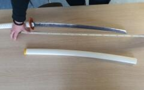 BPOL-FL: NMS - Junge läuft mit japanischem Langschwert in den Bahnhof; zum Spaß - Foto: presseportal.de