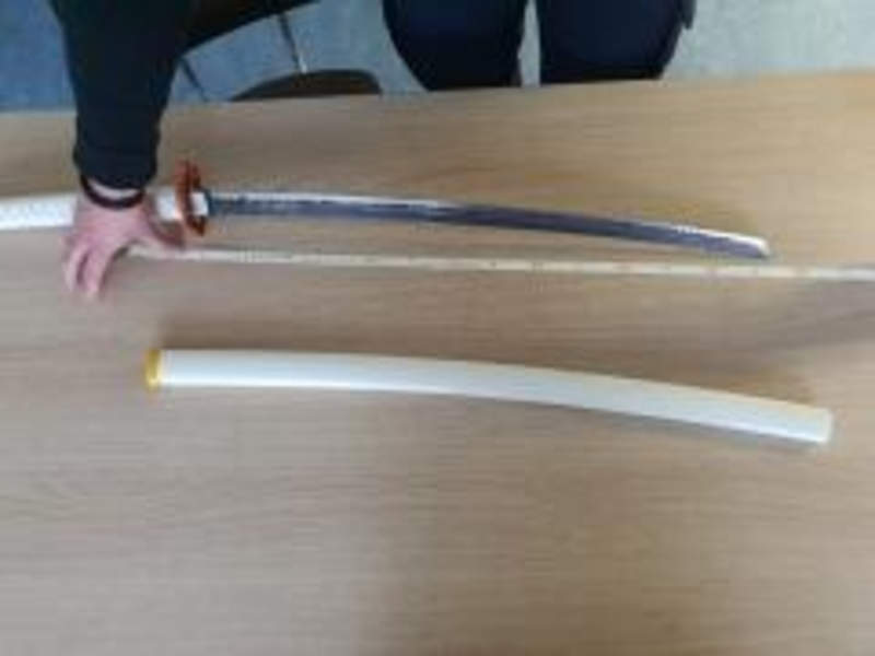 BPOL-FL: NMS - Junge läuft mit japanischem Langschwert in den Bahnhof; zum Spaß - Foto: presseportal.de