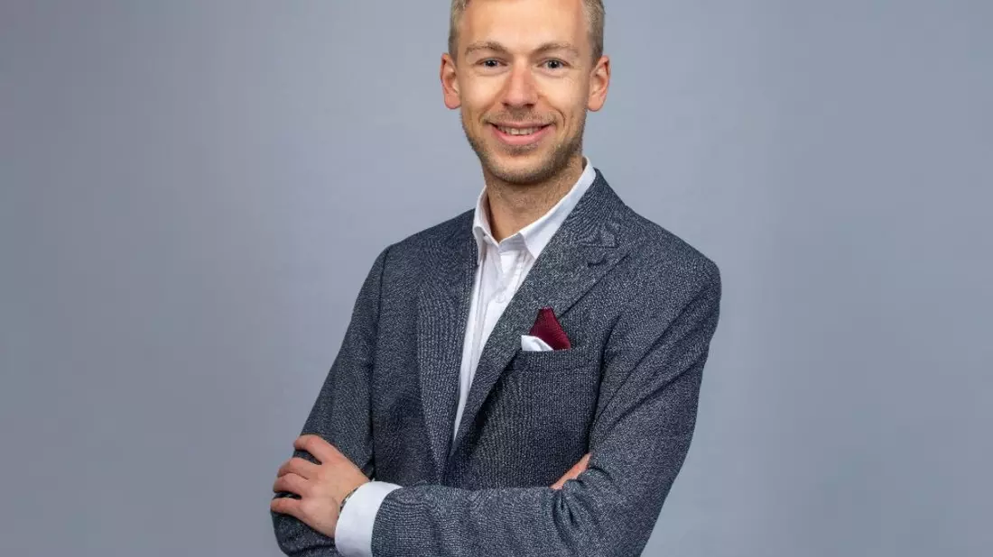 Jonas Frewert: Wie Unternehmen mit KI-Sichtbarkeit die Weltwirtschaft beeinflussen - Bild: presseportal.de