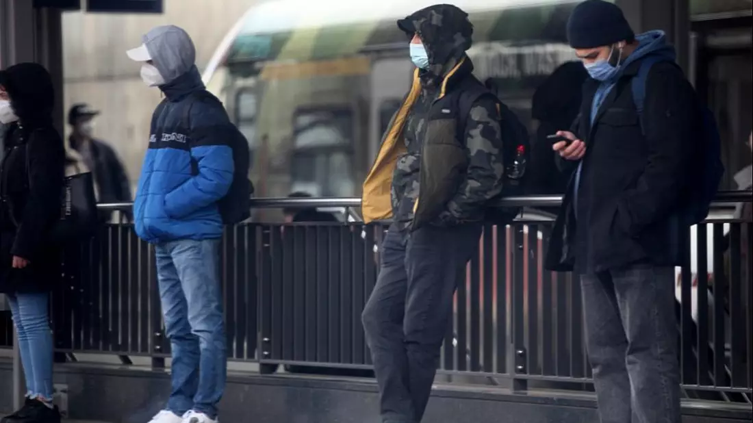 Menschen mit Maske (Archiv) - Bild: über dts Nachrichtenagentur