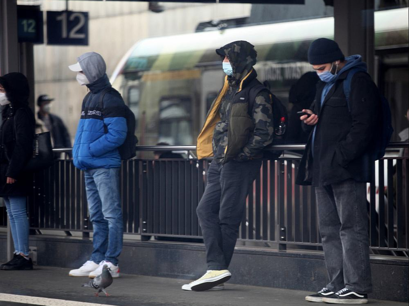 Menschen mit Maske (Archiv) - Foto: über dts Nachrichtenagentur